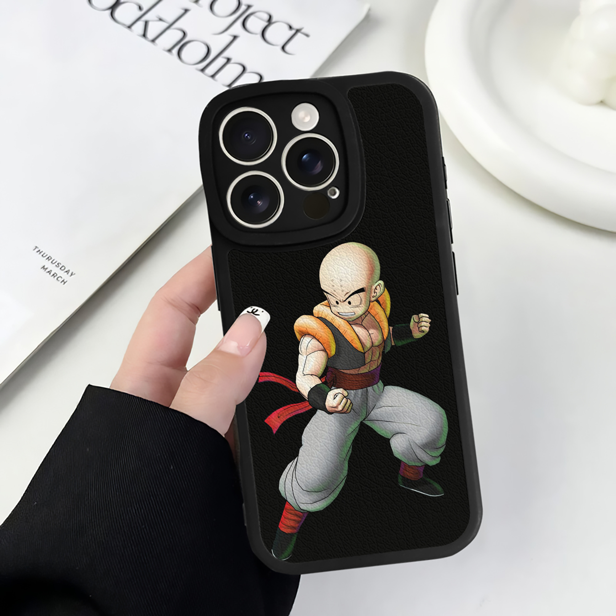 （画像用） ドラゴンボール クリリン DRAGON BALL krillin 【iPhone 16シリーズ対応】シリコンスマホケース（レザー調） 材質：シリコン